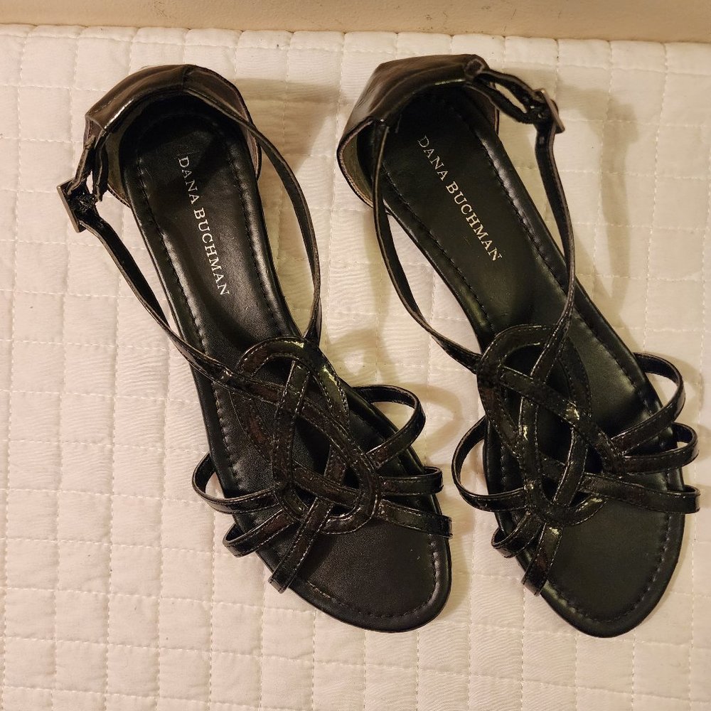 Dana Buchman 9* Black beautiful patent leather sandals* small heel